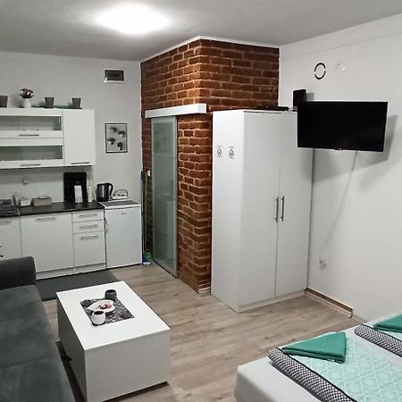 Helly'S Apartman - Self Check-In - يايتشه الغرفة الصورة